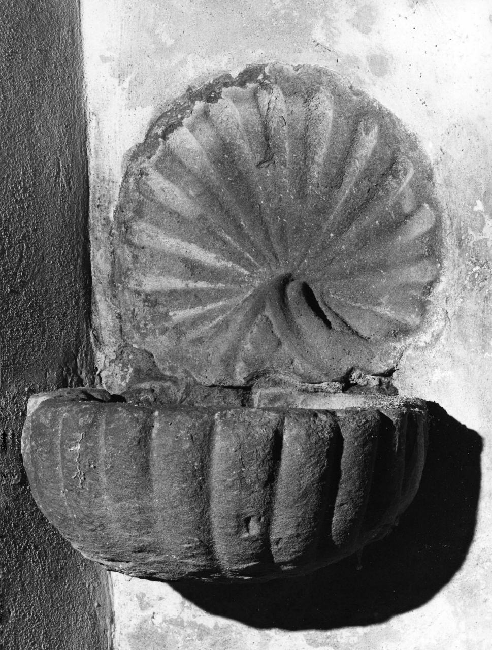 acquasantiera da parete - bottega toscana (secc. XVI/ XVII)