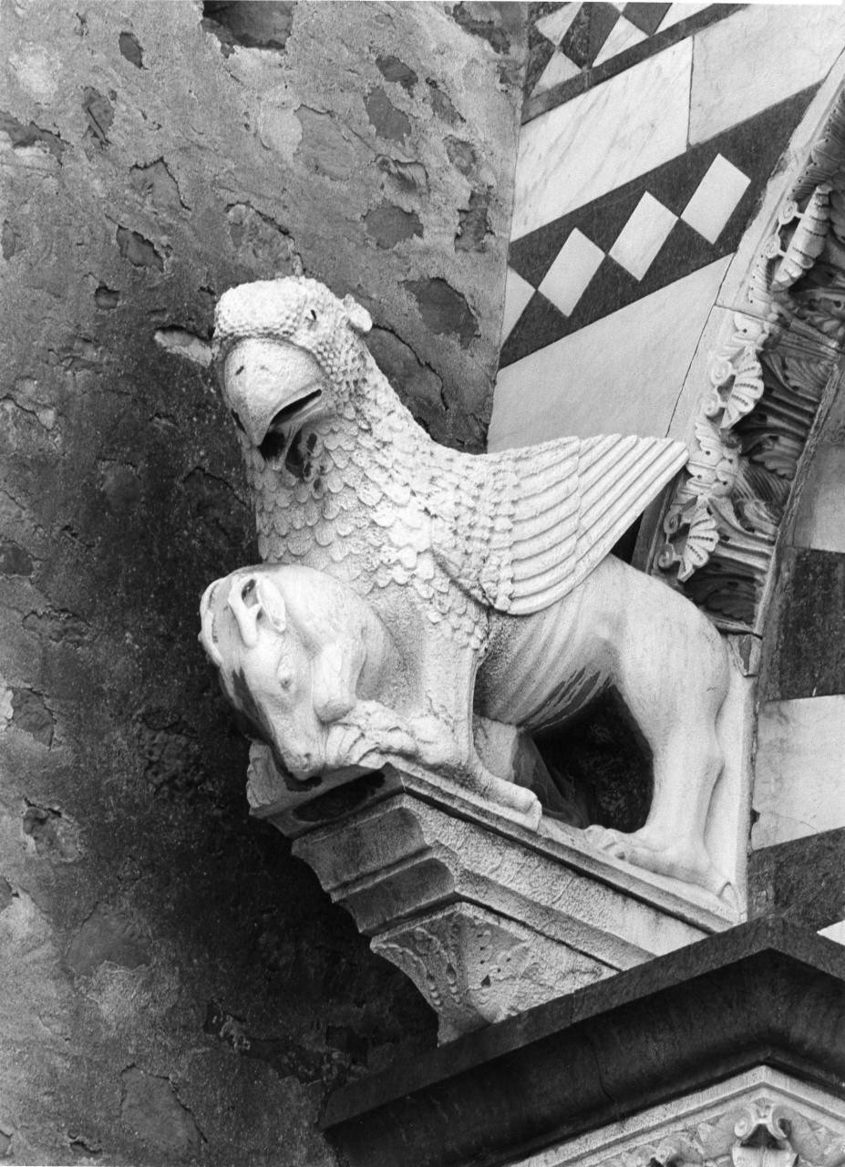grifo e cerbiatto (scultura) di Bigarelli Guido detto Guido da Como (bottega) (sec. XIII)