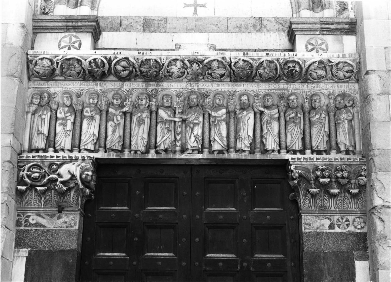 Cristo consegna le chiavi a San Pietro, santi (rilievo) di Bigarelli Guido detto Guido da Como (bottega) (sec. XIII)