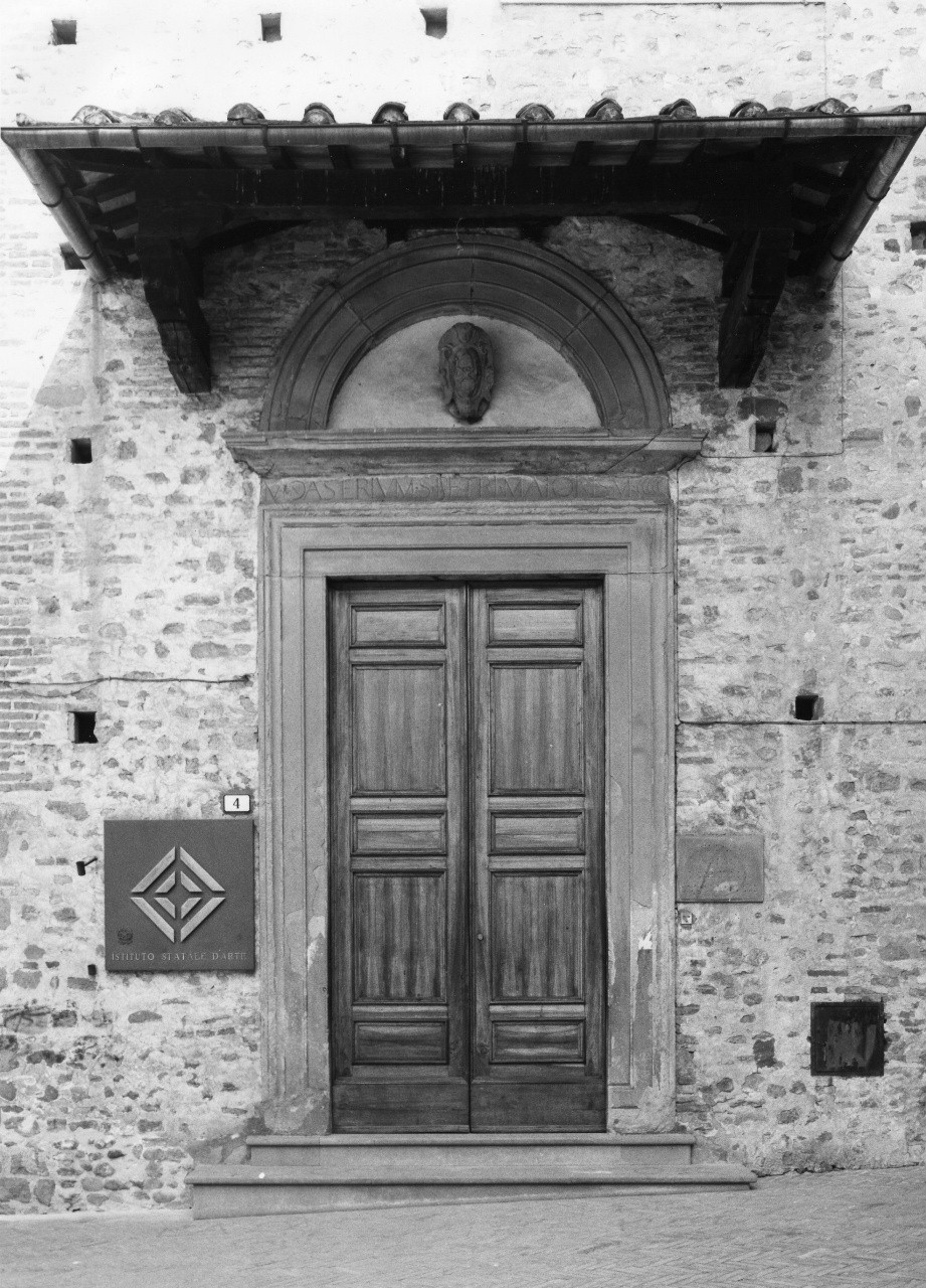 portale architravato - bottega toscana (sec. XVI)