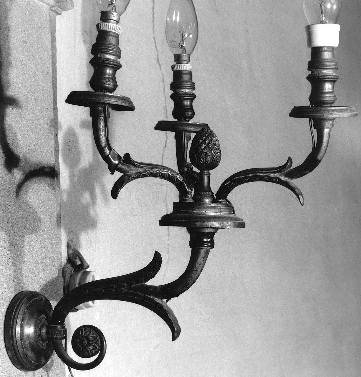candeliere da parete, serie - produzione toscana (secondo quarto sec. XX)