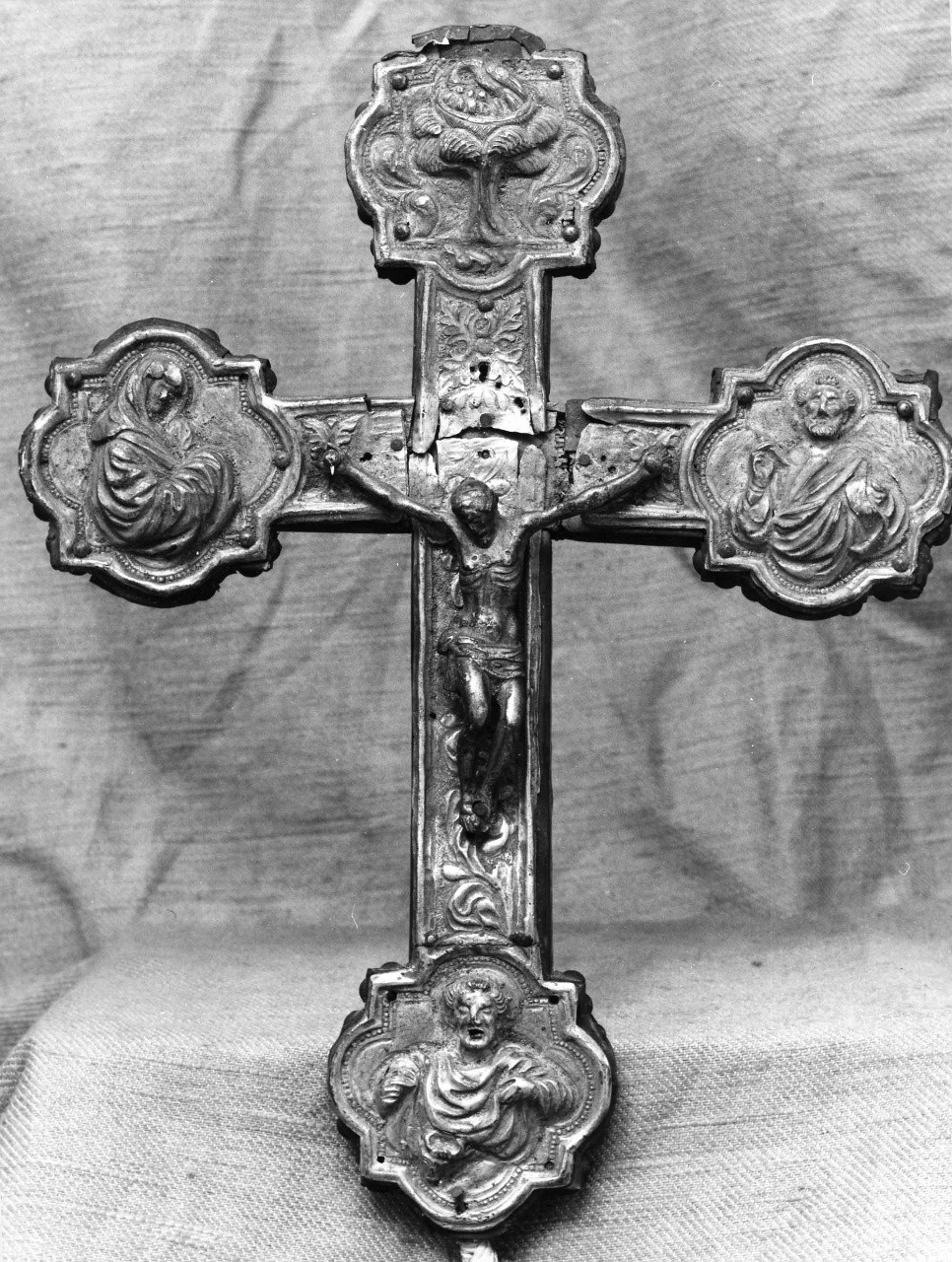 crocifissione di Cristo con la Madonna, San Giovanni Evangelista, Stephaton e Longino (croce processionale) - bottega toscana (fine/inizio secc. XV/ XVI)