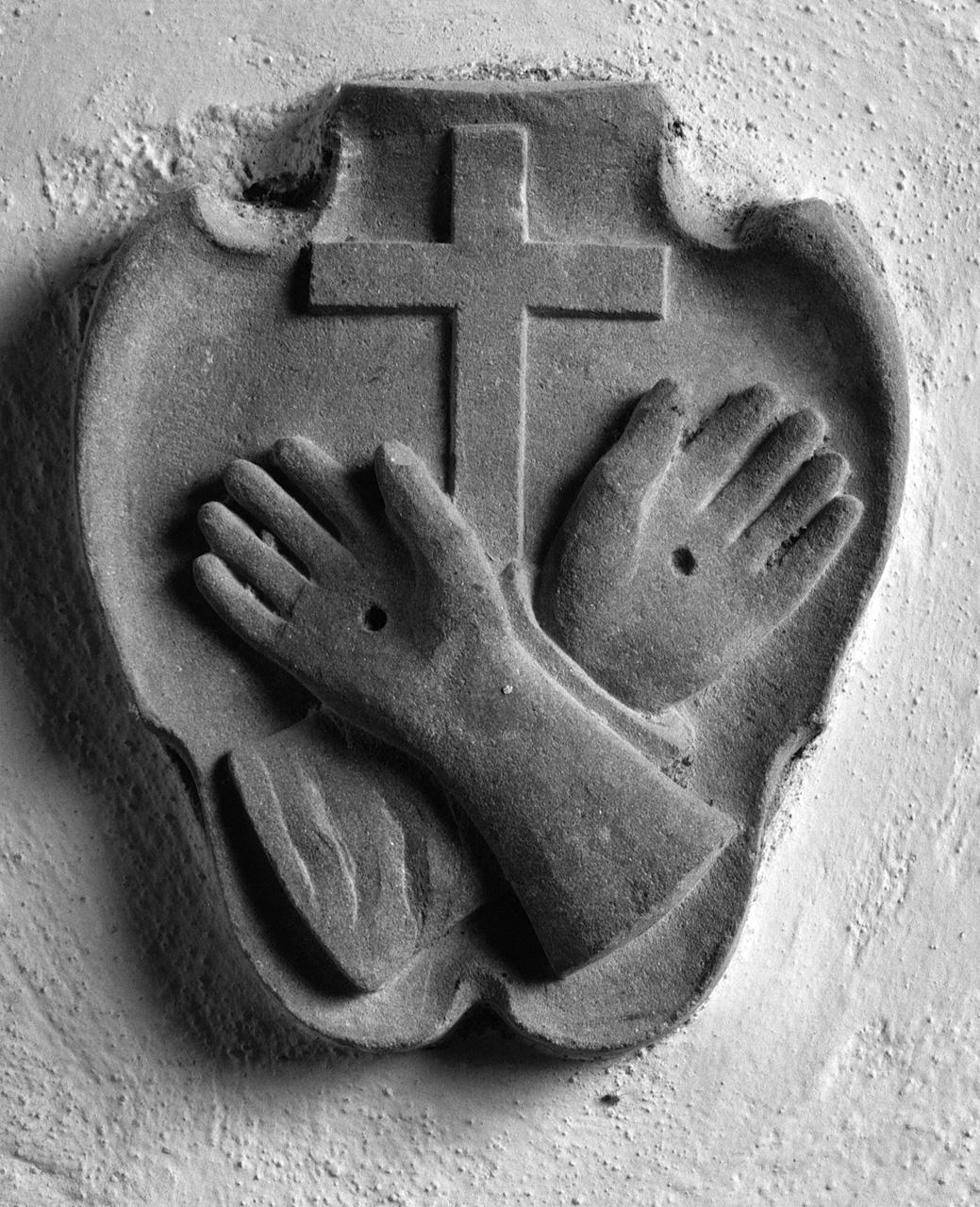 stemma dell'Ordine francescano (rilievo) - ambito toscano (prima metà sec. XX)