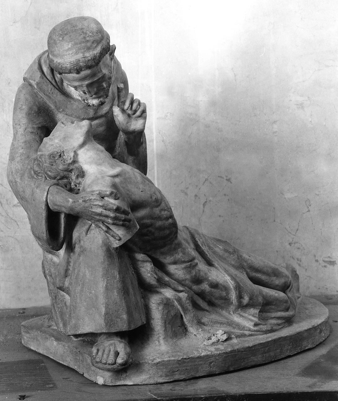 San Francesco d'Assisi abbraccia Cristo crocifisso (scultura) di Zambini Emanuele (sec. XX)