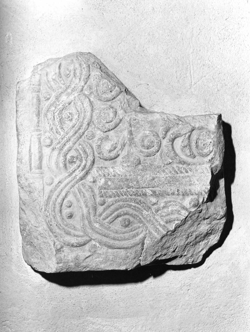 motivo decorativo a intreccio (rilievo, frammento) - manifattura toscana (sec. VI)