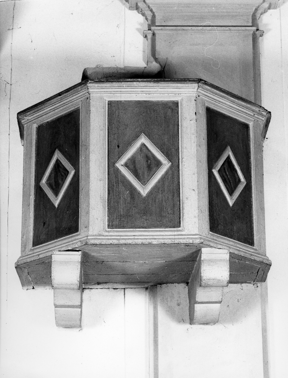 motivi decorativi geometrici a losanga (pulpito) - bottega toscana (sec. XIX)