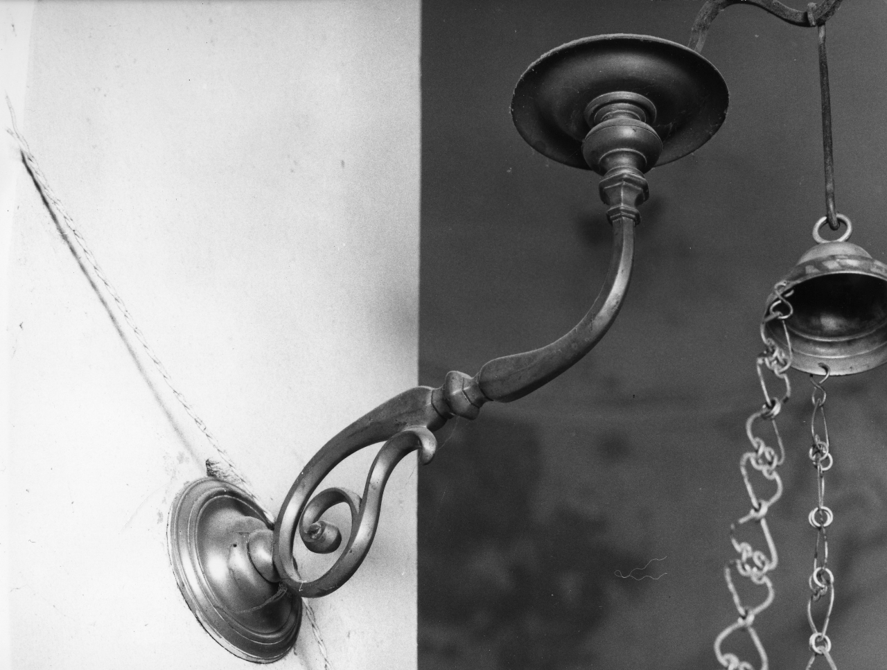 motivo decorativo a volute (lampada - a muro, serie) - bottega toscana (sec. XVIII)