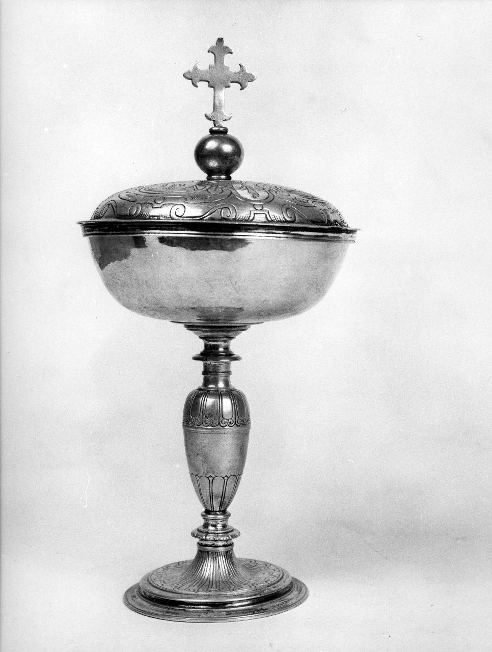 motivi decorativi geometrici e vegetali stilizzati (pisside) - bottega toscana (fine sec. XVI)