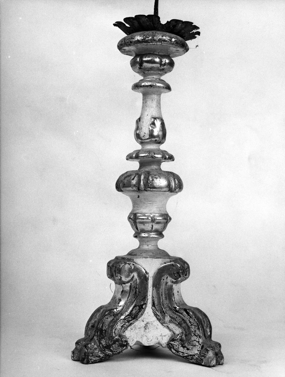 motivo decorativo a volute (candeliere, serie) - bottega toscana (inizio sec. XIX)