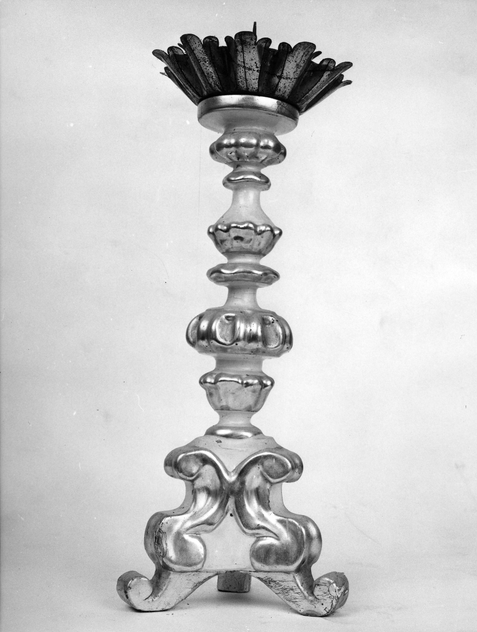 motivo decorativo a volute (candeliere, serie) - bottega toscana (inizio sec. XIX)