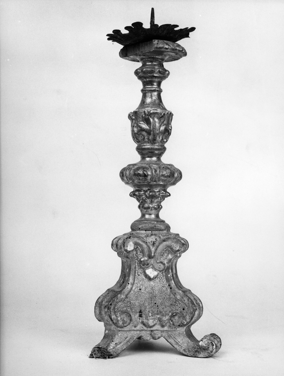 motivo decorativo a volute (candeliere, serie) - bottega toscana (metà sec. XVIII)