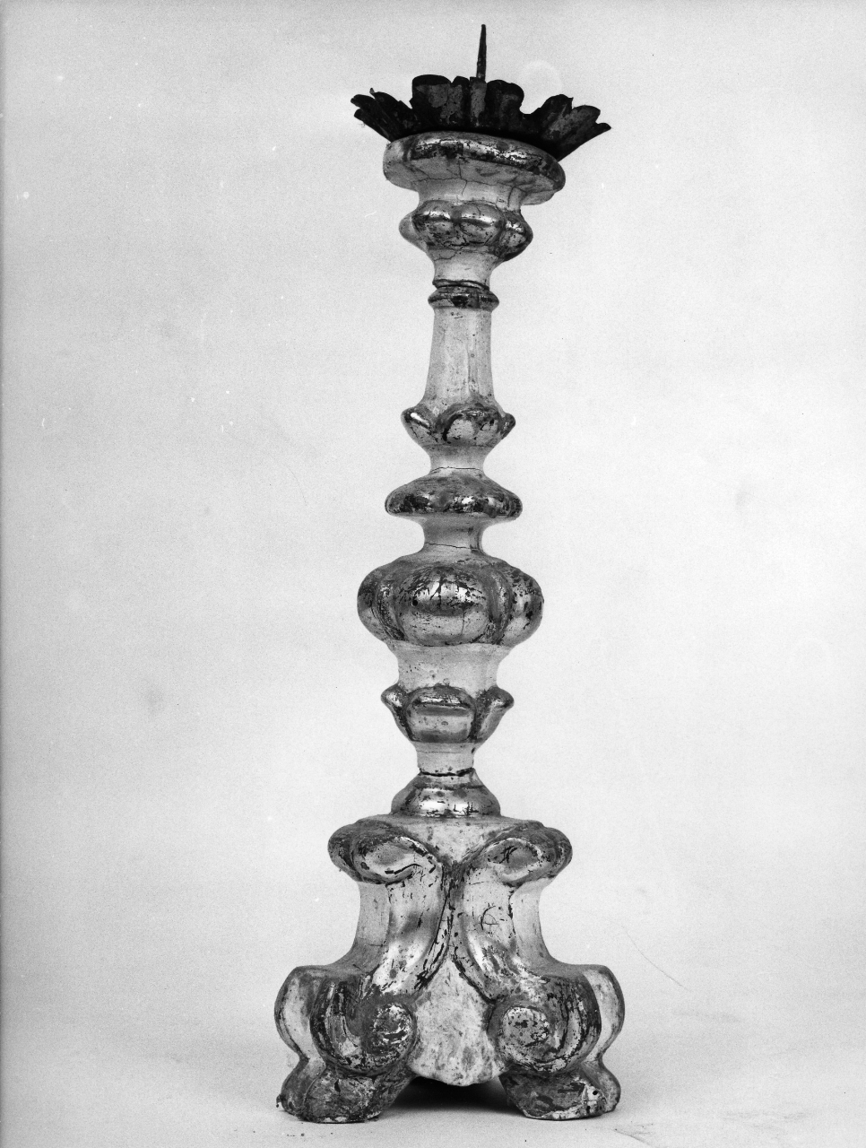 motivo decorativo a volute (candeliere, serie) - bottega toscana (fine/inizio secc. XVIII/ XIX)