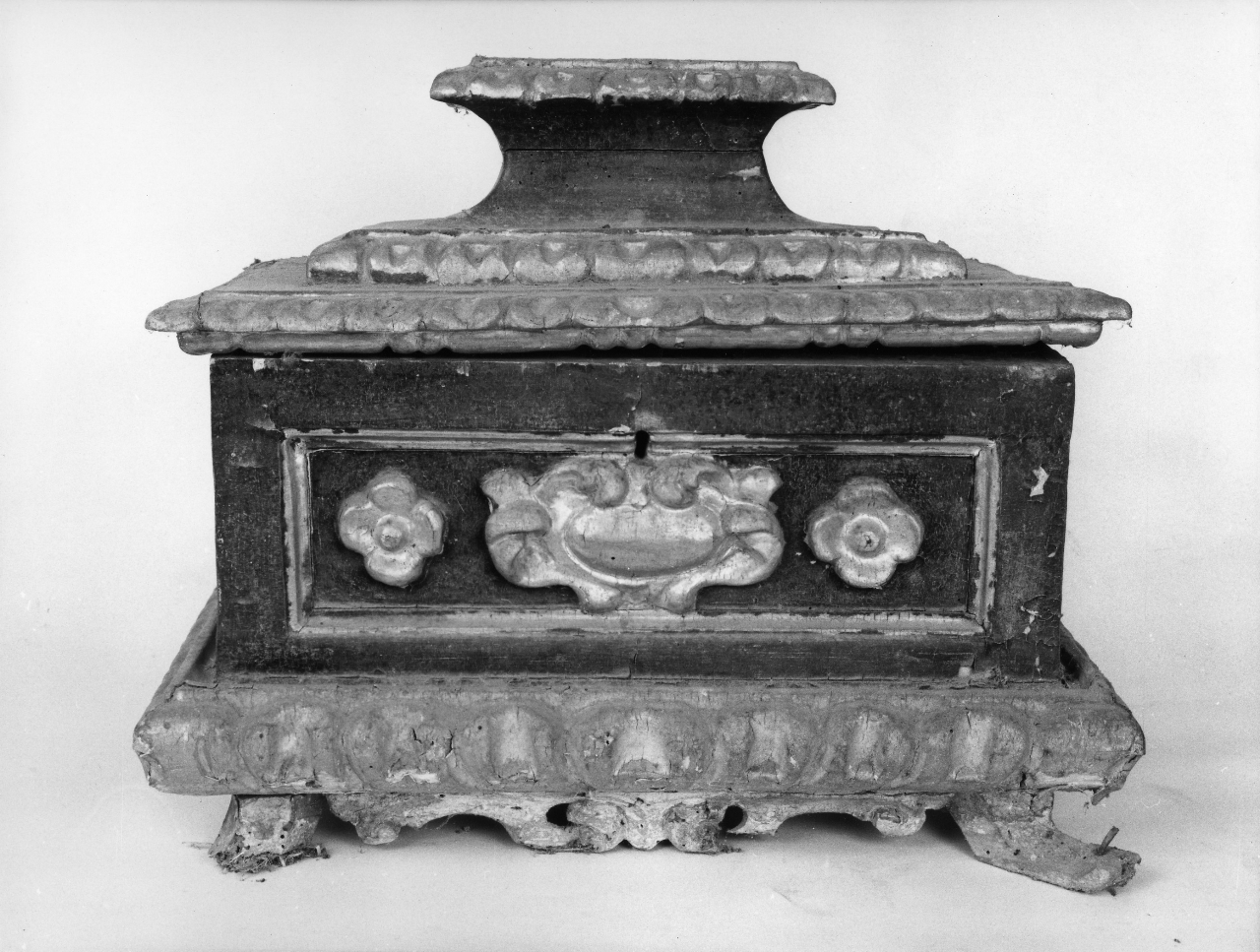 motivo decorativo floreale (reliquiario a teca - a urna) - bottega toscana (sec. XVII)