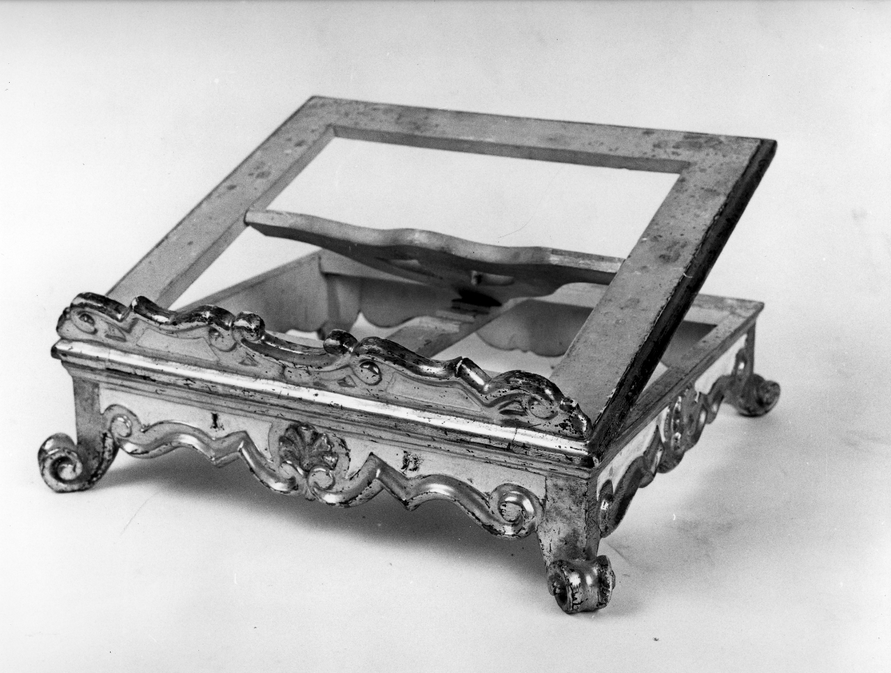 motivo decorativo a volute (leggio da tavolo - pieghevole) - bottega toscana (metà sec. XIX)