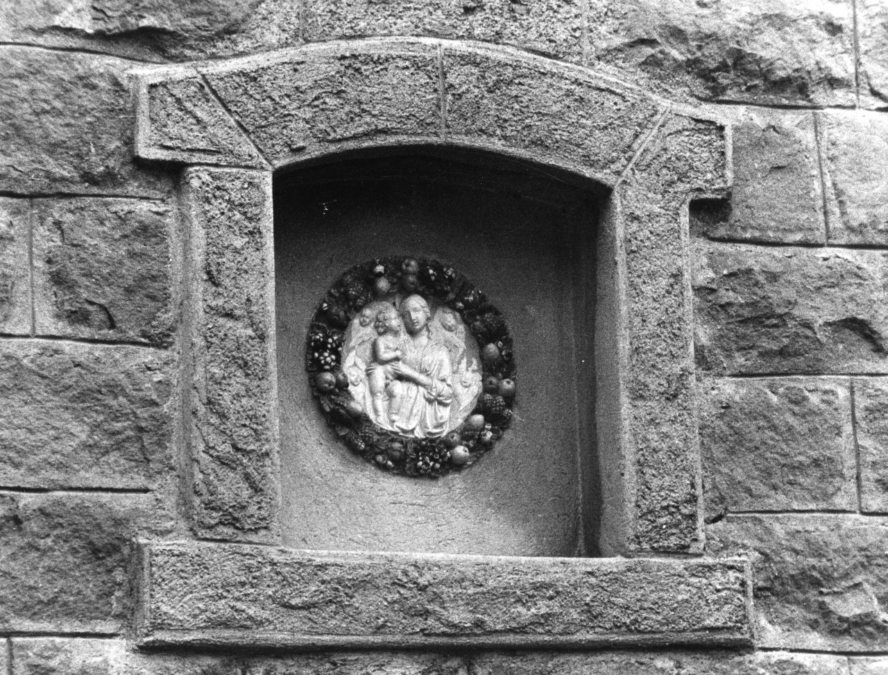 Madonna con Bambino e angeli (rilievo) - bottega toscana (sec. XX)