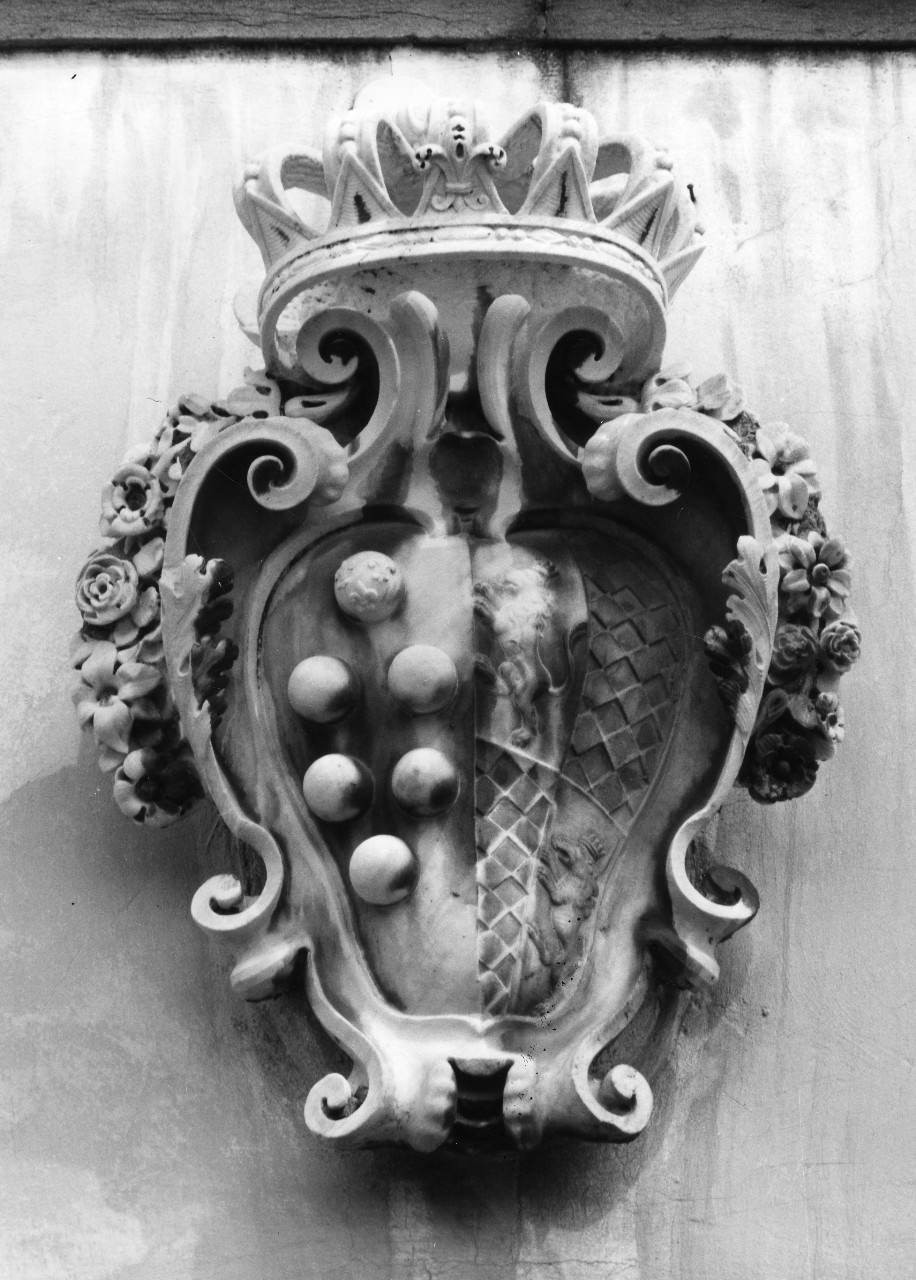 stemma gentilizio (decorazione plastica) - bottega toscana (fine/inizio secc. XVII/ XVIII)