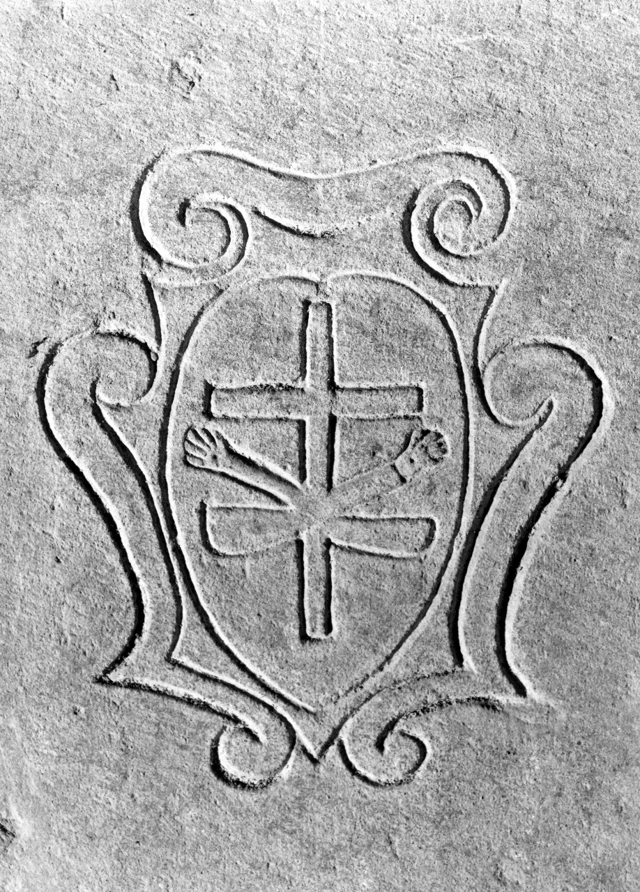 stemma dell'Ordine francescano (decorazione a intaglio, serie) - bottega toscana (fine/inizio secc. XVII/ XVIII)