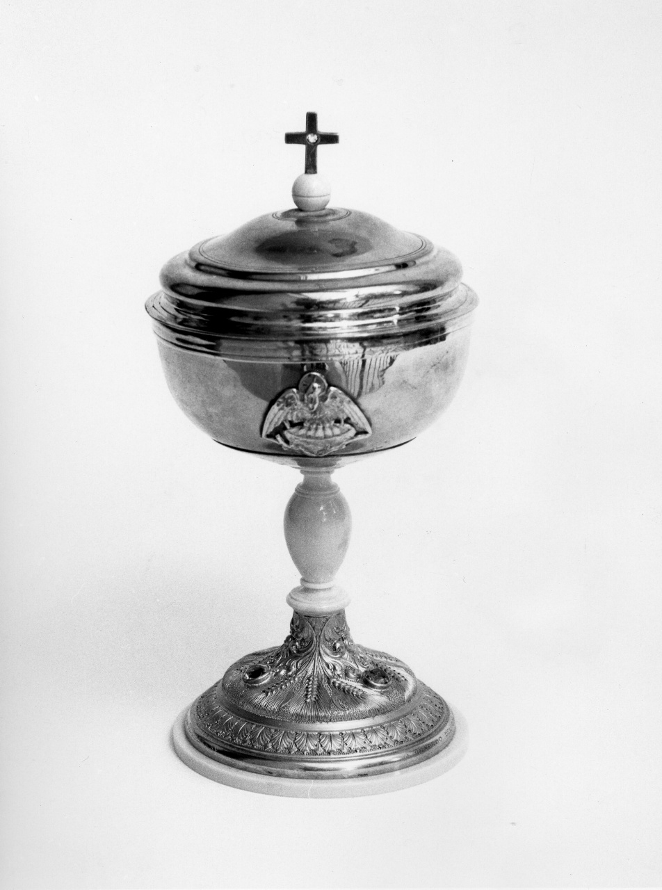 pellicano che imbocca i piccoli nel nido e motivi decorativi vegetali (pisside) - bottega fiorentina (sec. XX)