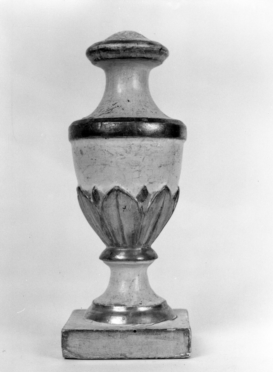 vaso d'altare con composizione floreale, serie - bottega toscana (prima metà sec. XIX)