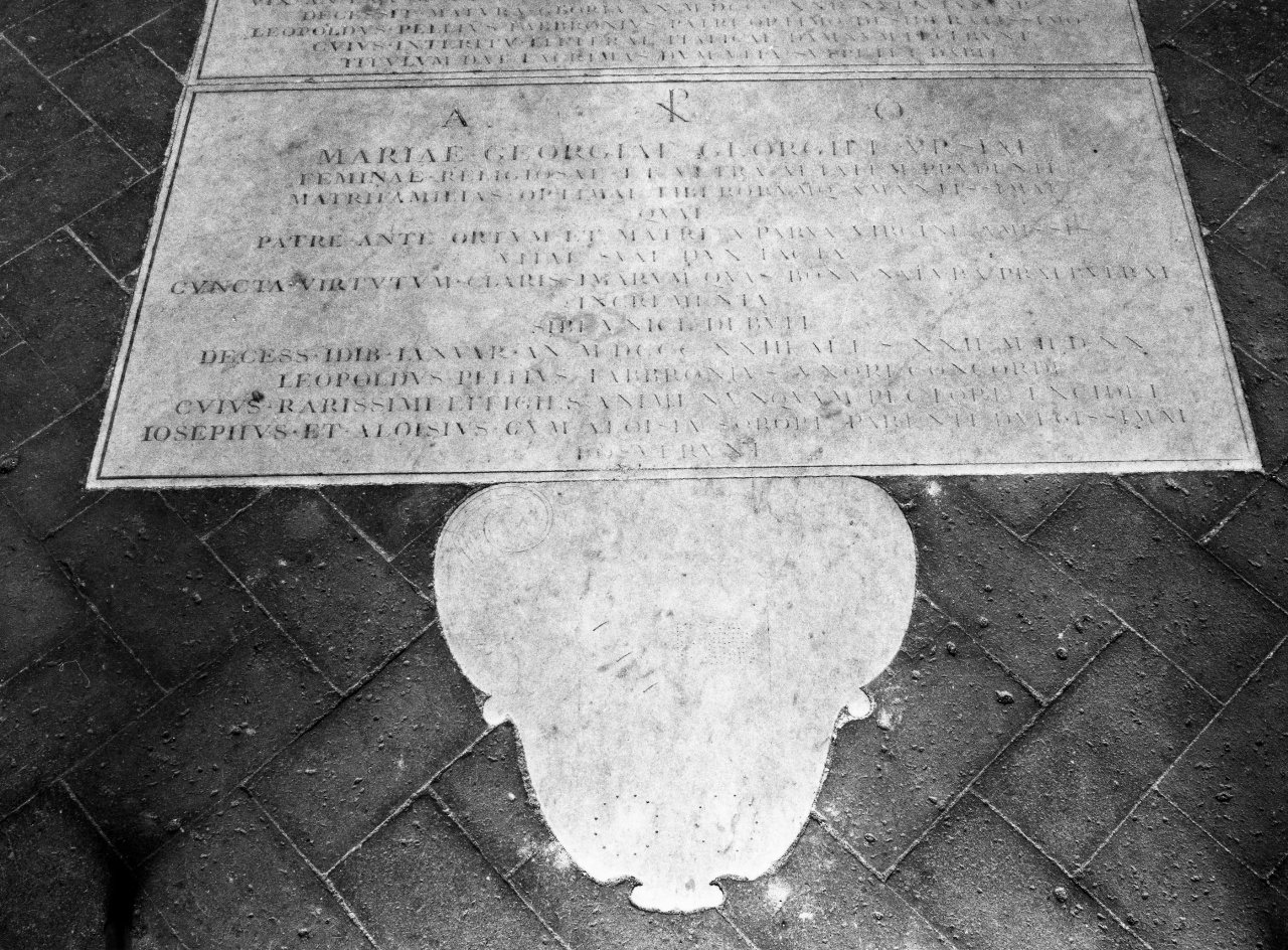 lapide tombale, insieme - bottega toscana (sec. XIX)