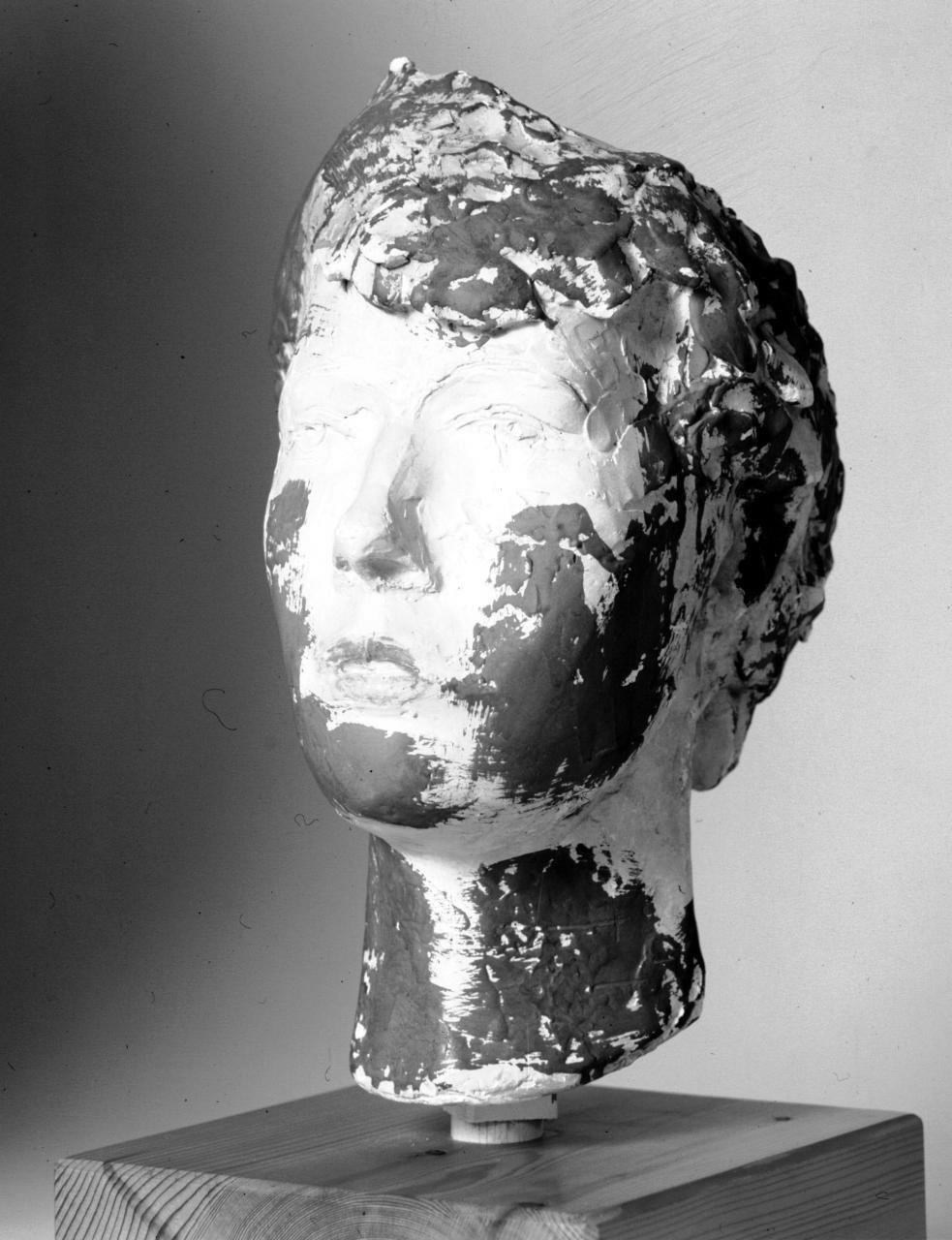 ritratto di Monique (busto) di Marini Marino (sec. XX)