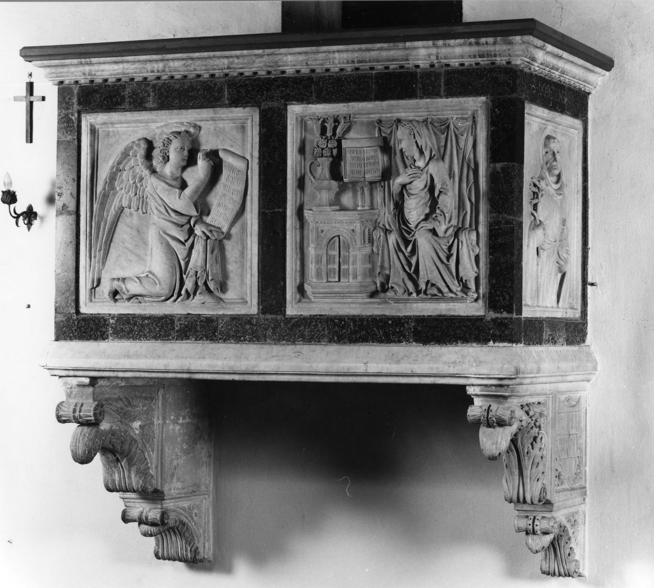 Annunciazione, San Domenico e San Pietro martire (pulpito) di Giovanni di Balduccio detto Giovanni da Pisa (sec. XIV)