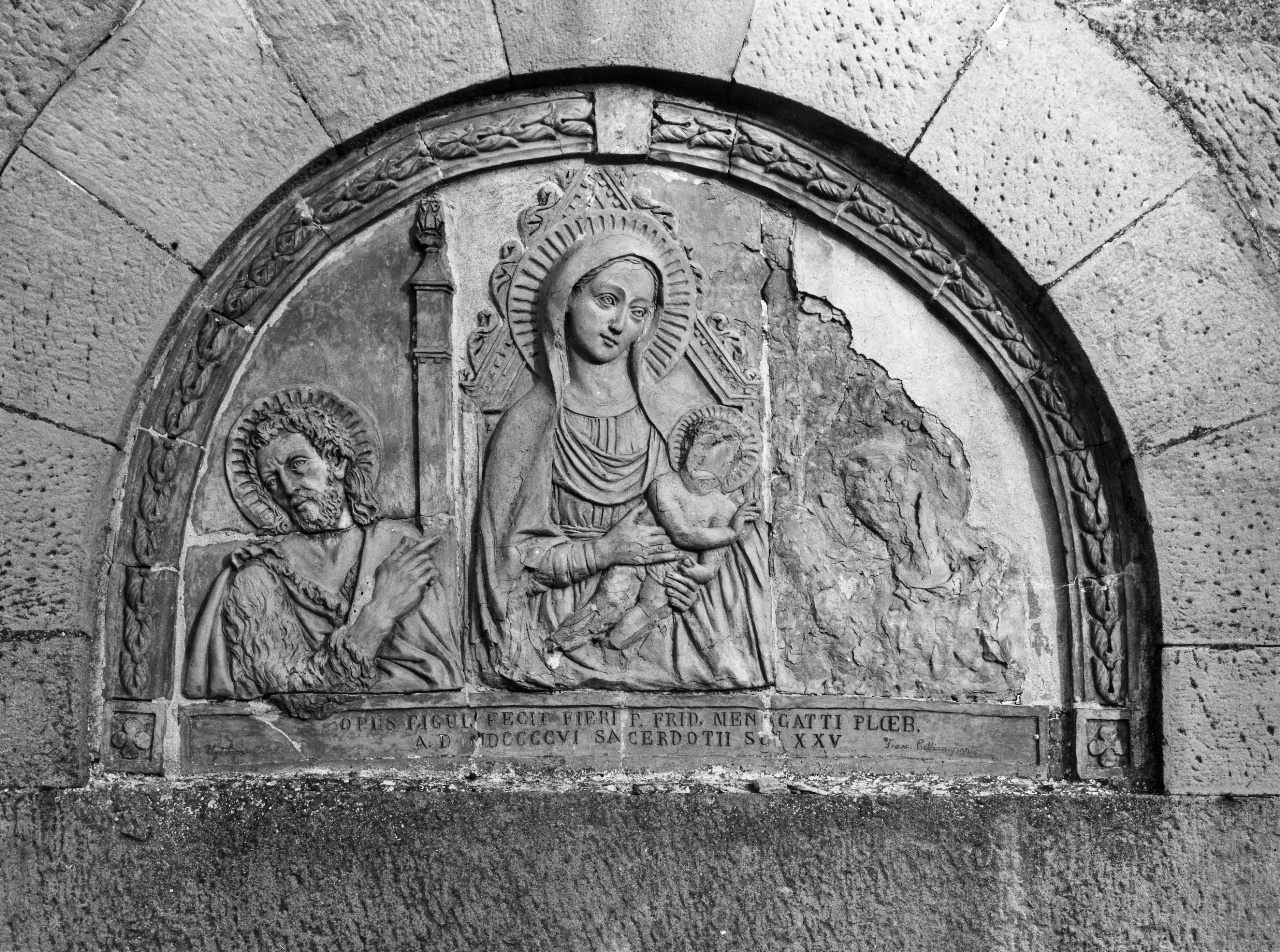 Madonna con Bambino in trono con San Giovanni Battista (rilievo) di Collina Francesco (sec. XX)
