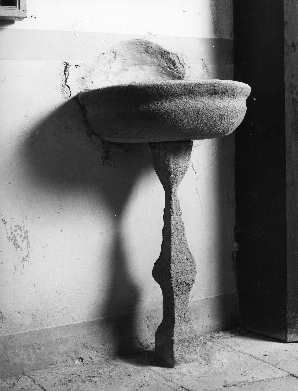 acquasantiera - a fusto - bottega toscana (sec. XVI)