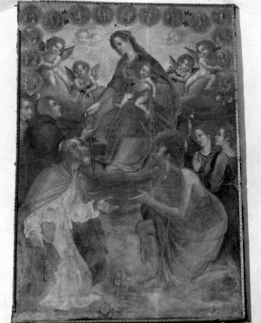 Madonna del Rosario con San Domenico, San Giovanni Battista, San Pietro e i misteri del Rosario (dipinto) di Confortini Piero (sec. XVII)