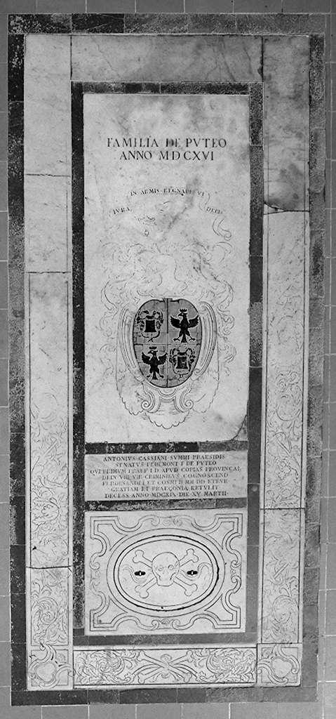 stemma gentilizio della famiglia de Pluteo (lastra tombale) - bottega fiorentina (sec. XVII)
