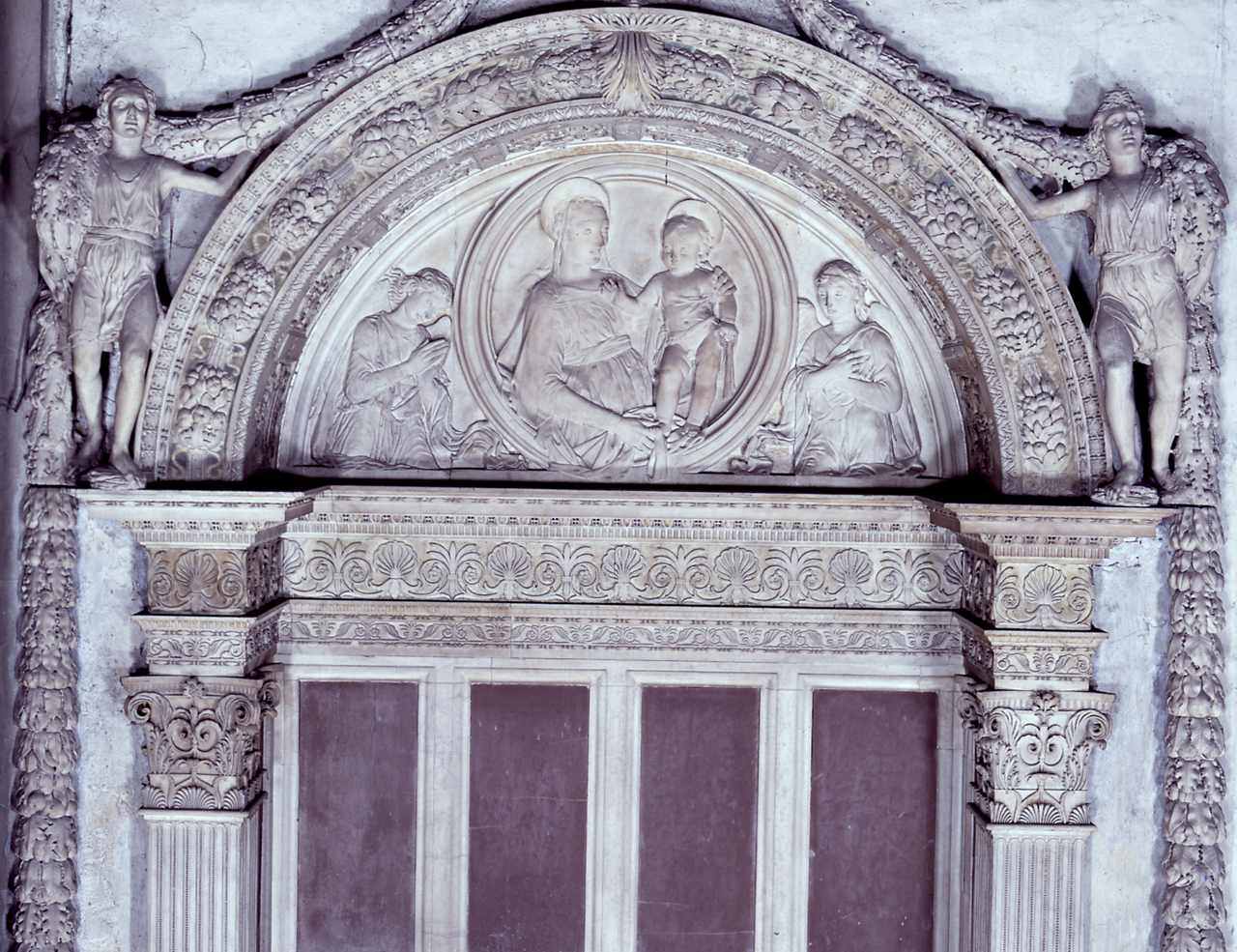 Madonna con Bambino e angeli (rilievo) di Desiderio da Settignano (sec. XV)
