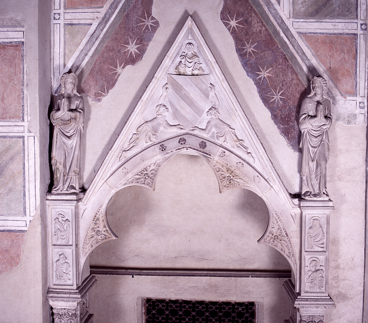 tetramorfo, stemma gentilizio della famiglia Baroncelli sorretto da angeli, Cristo benedicente (cimasa) di Giovanni di Balduccio detto Giovanni da Pisa (sec. XIV)