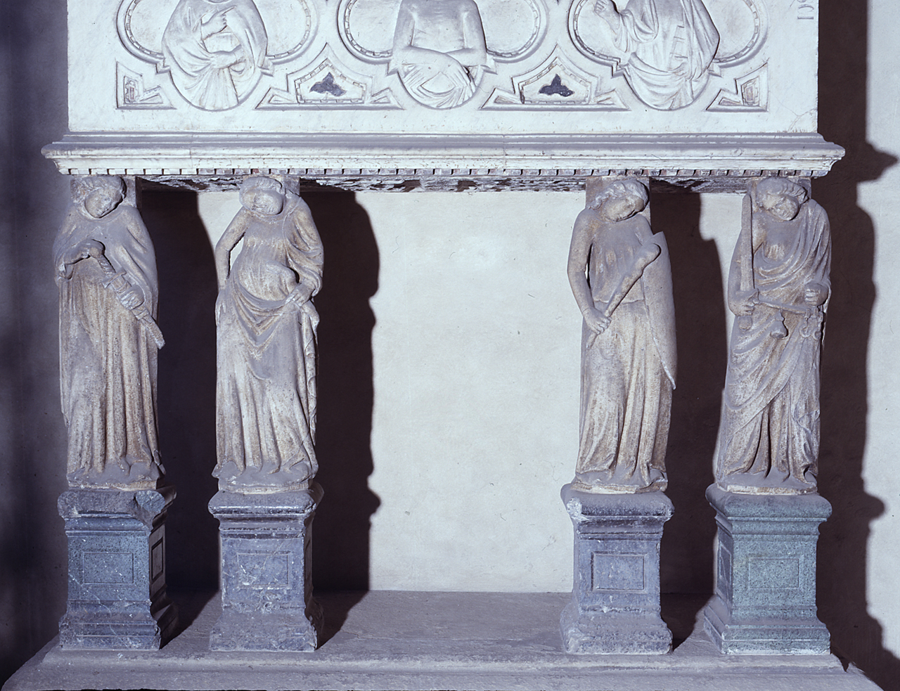 quattro Virtù Cardinali (cariatide, serie) di Micheli Gino (sec. XIV)