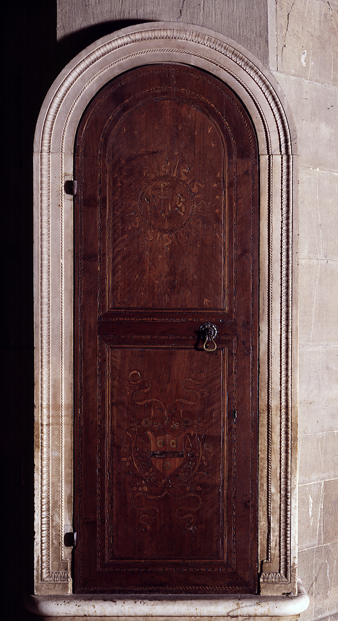 emblema bernardiniano e stemma gentilizio della famiglia Mellini (porta) di Benedetto da Maiano (bottega) (sec. XV)