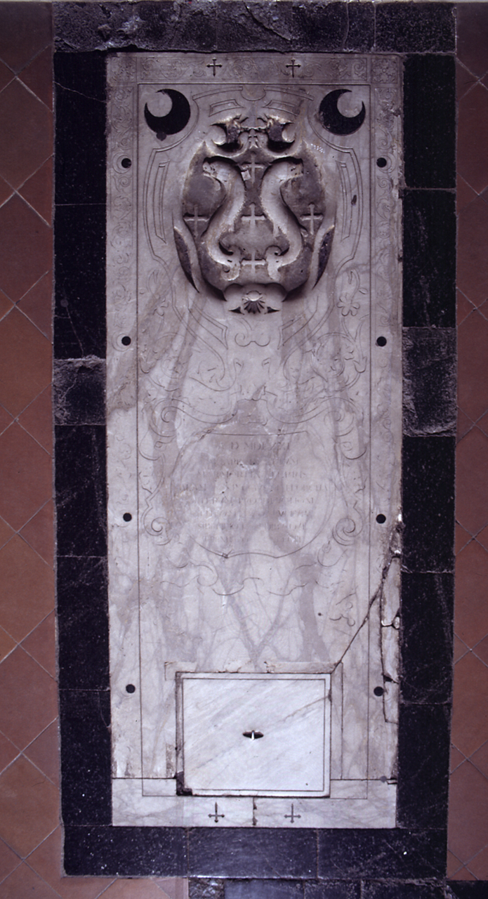 stemma gentilizio della famiglia Pazzi (lastra tombale) - bottega fiorentina (sec. XVI)