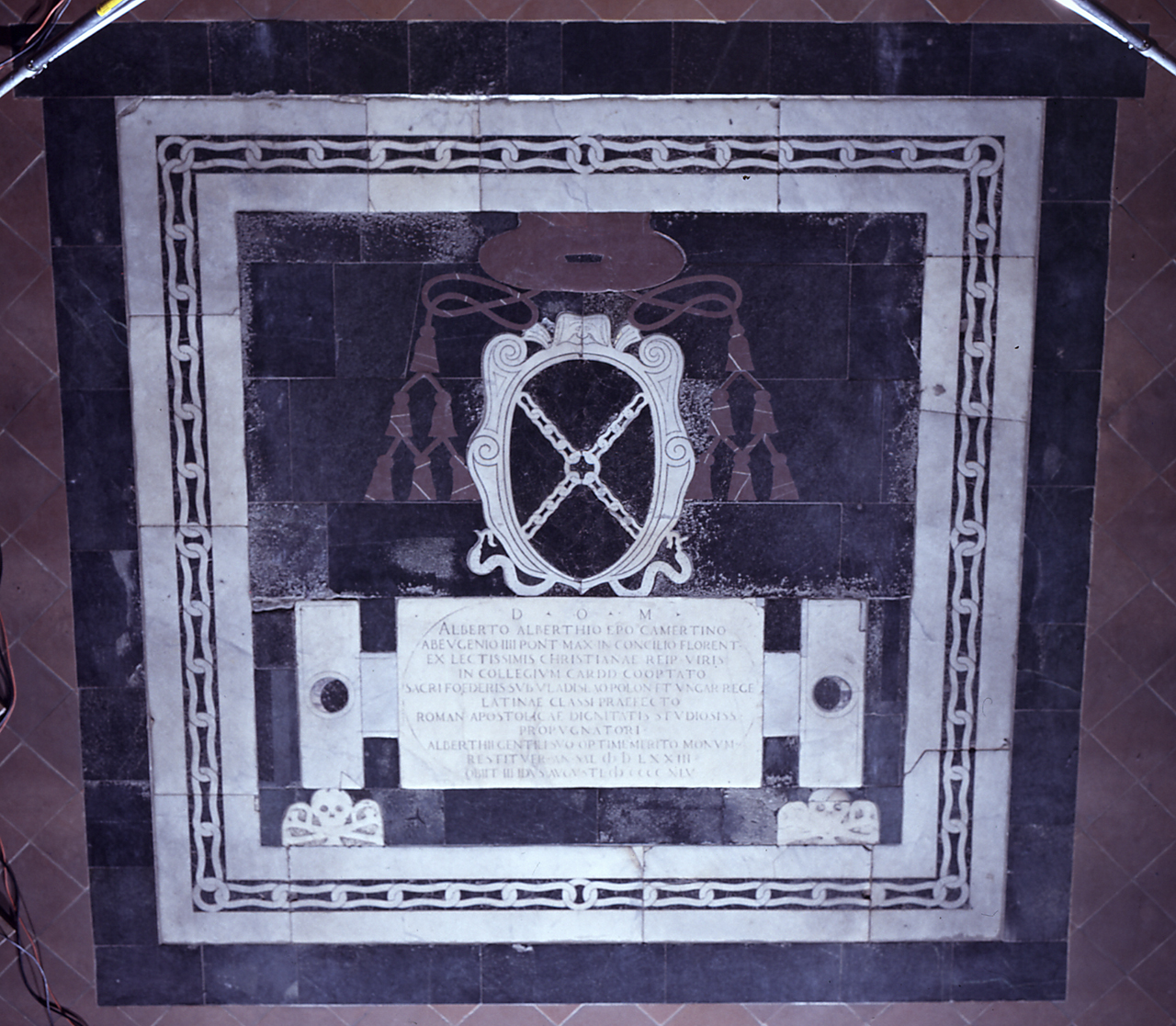 stemma gentilizio della famiglia Alberti (lastra tombale) - bottega fiorentina (sec. XVI)