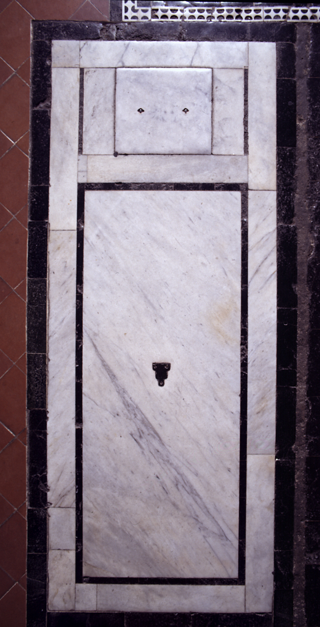 stemma gentilizio della famiglia Borgo (lastra tombale) - bottega fiorentina (secc. XV/ XVI)