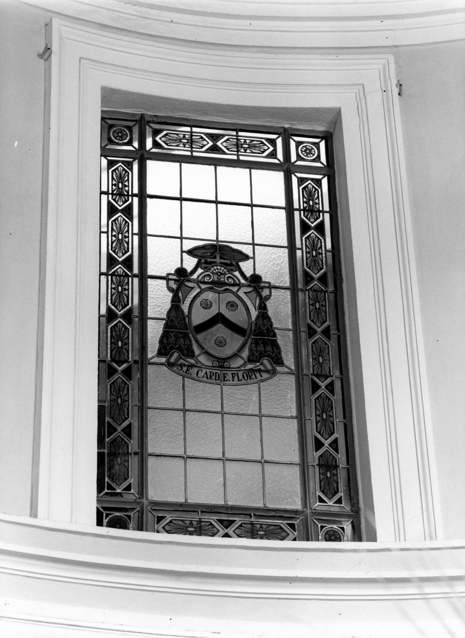 stemma cardinalizio (vetrata, insieme) - manifattura toscana (sec. XX)