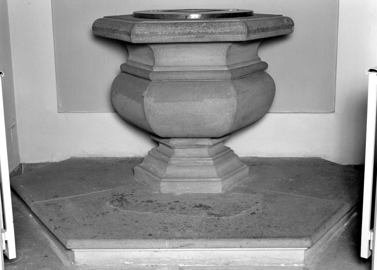 fonte battesimale - a vasca - bottega toscana (sec. XVIII)