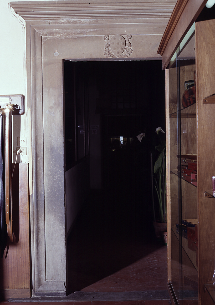 stemma gentilizio della famiglia Medici (mostra di porta) di Michelozzi Michelozzo (sec. XV)