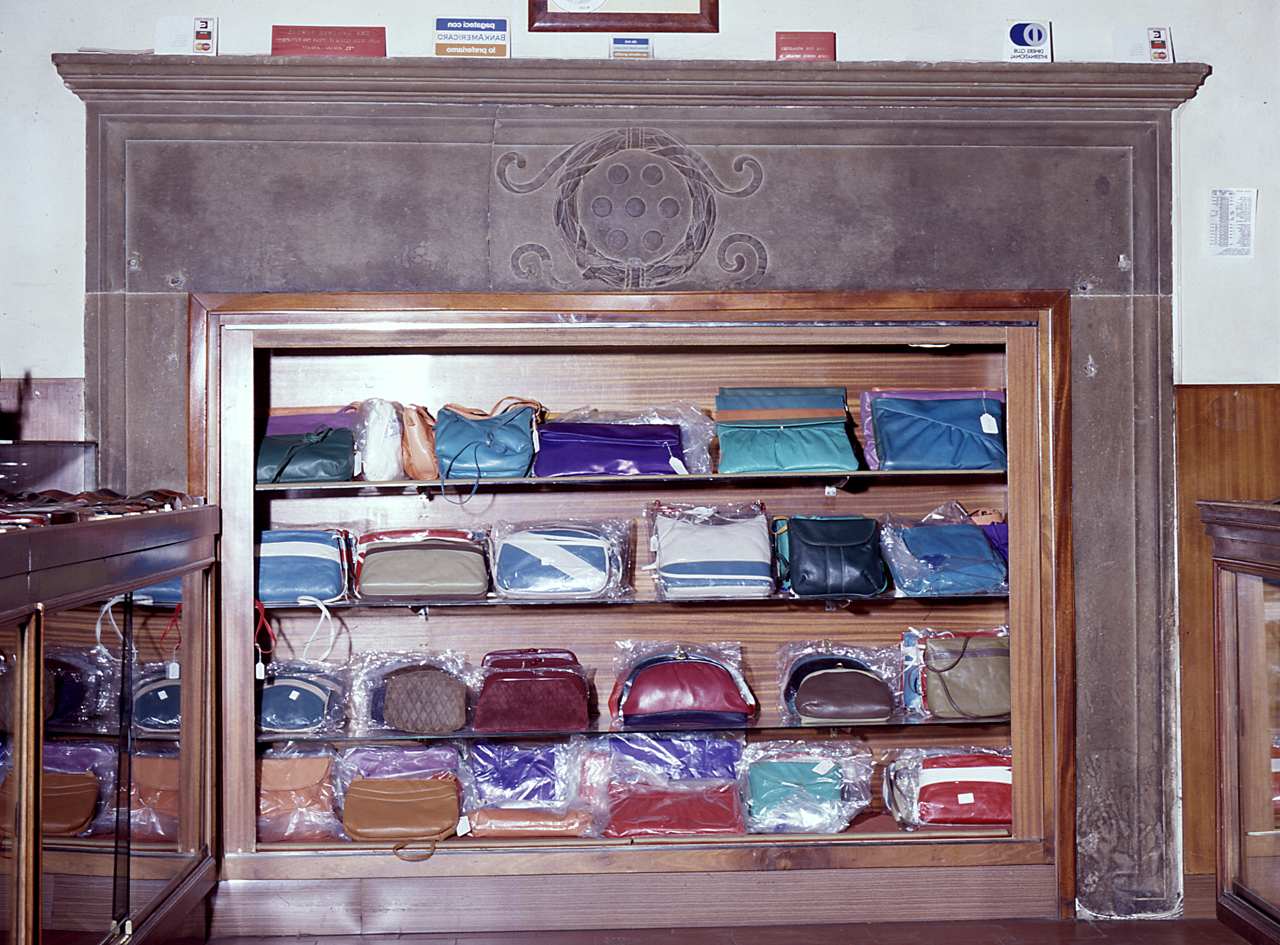 stemma gentilizio della famiglia Medici (mostra di camino) di Michelozzi Michelozzo (sec. XV)