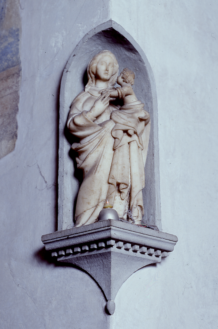 Madonna con Bambino (scultura) di Michelozzi Michelozzo (scuola) (secondo quarto sec. XV)