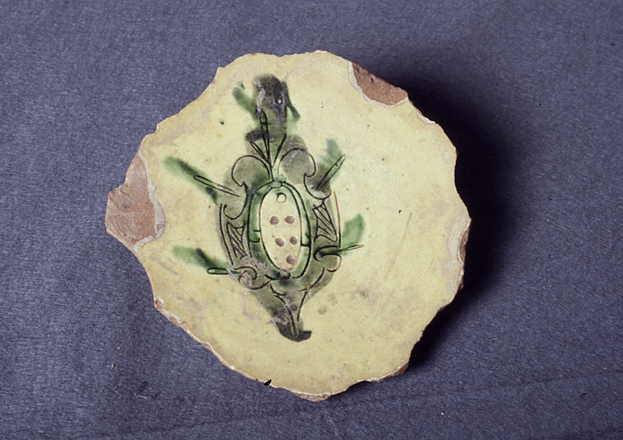 stemma gentilizio della famiglia Medici (piatto, frammento) - manifattura di Montelupo (?) (sec. XVI)