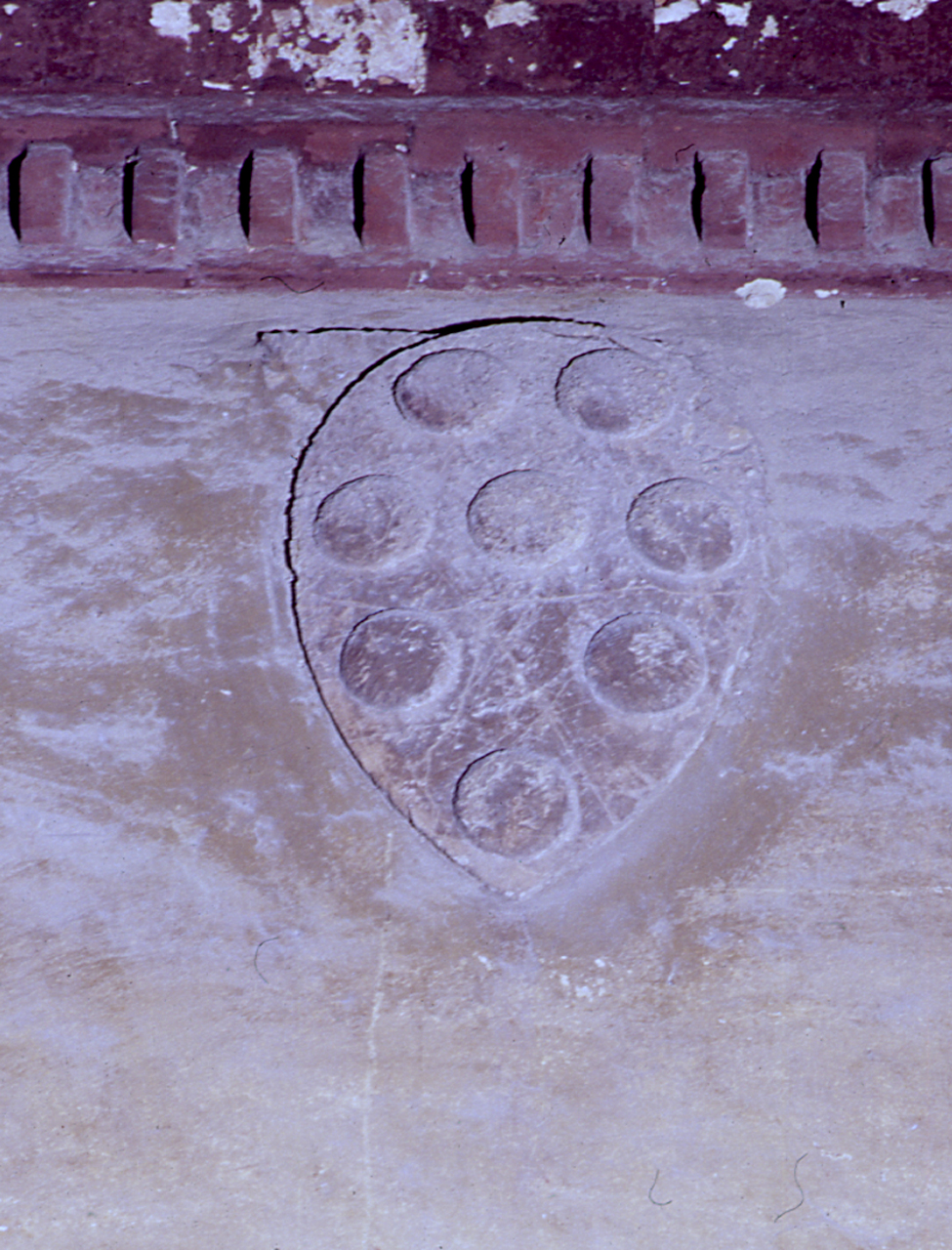 stemma gentilizio della famiglia Medici (rilievo, serie) di Michelozzi Michelozzo (cerchia) (sec. XV)