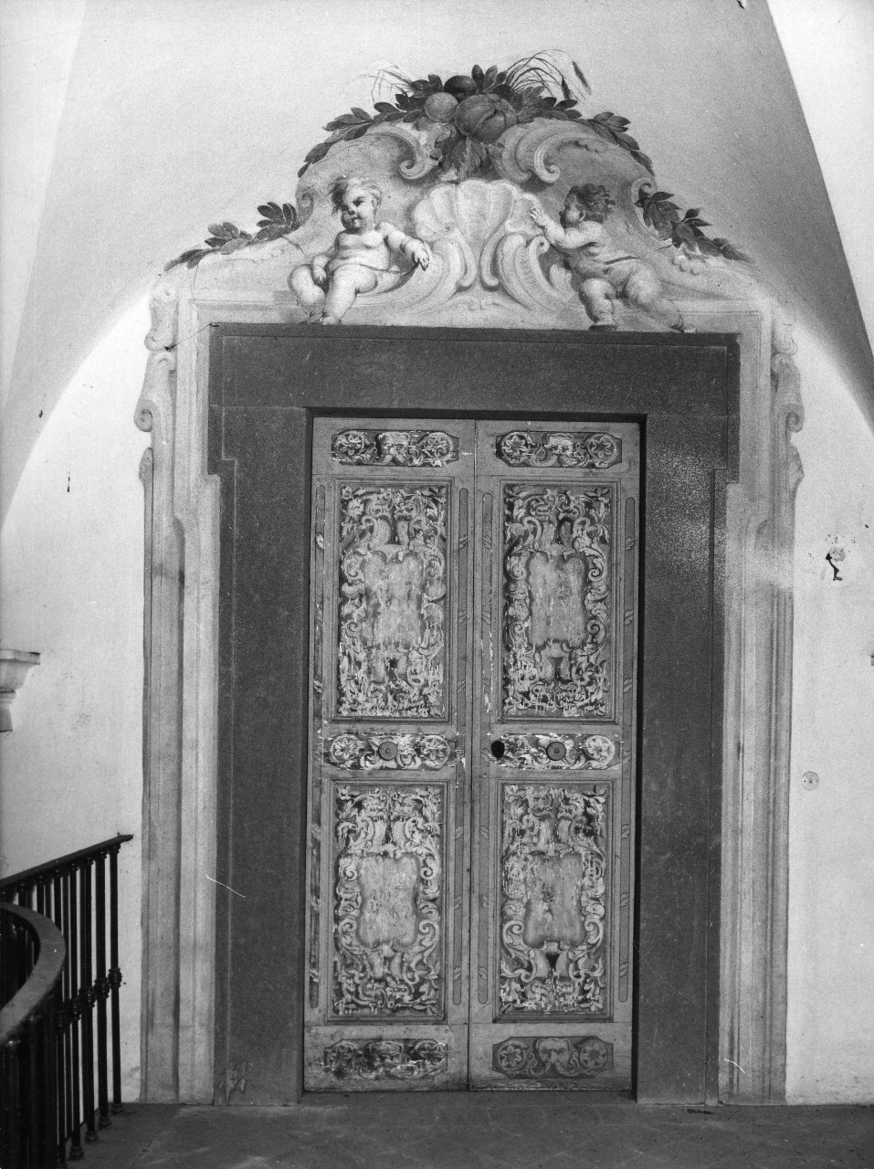 motivi decorativi a festoni con cherubini (porta) di Dandini Pietro (bottega) (sec. XVII)