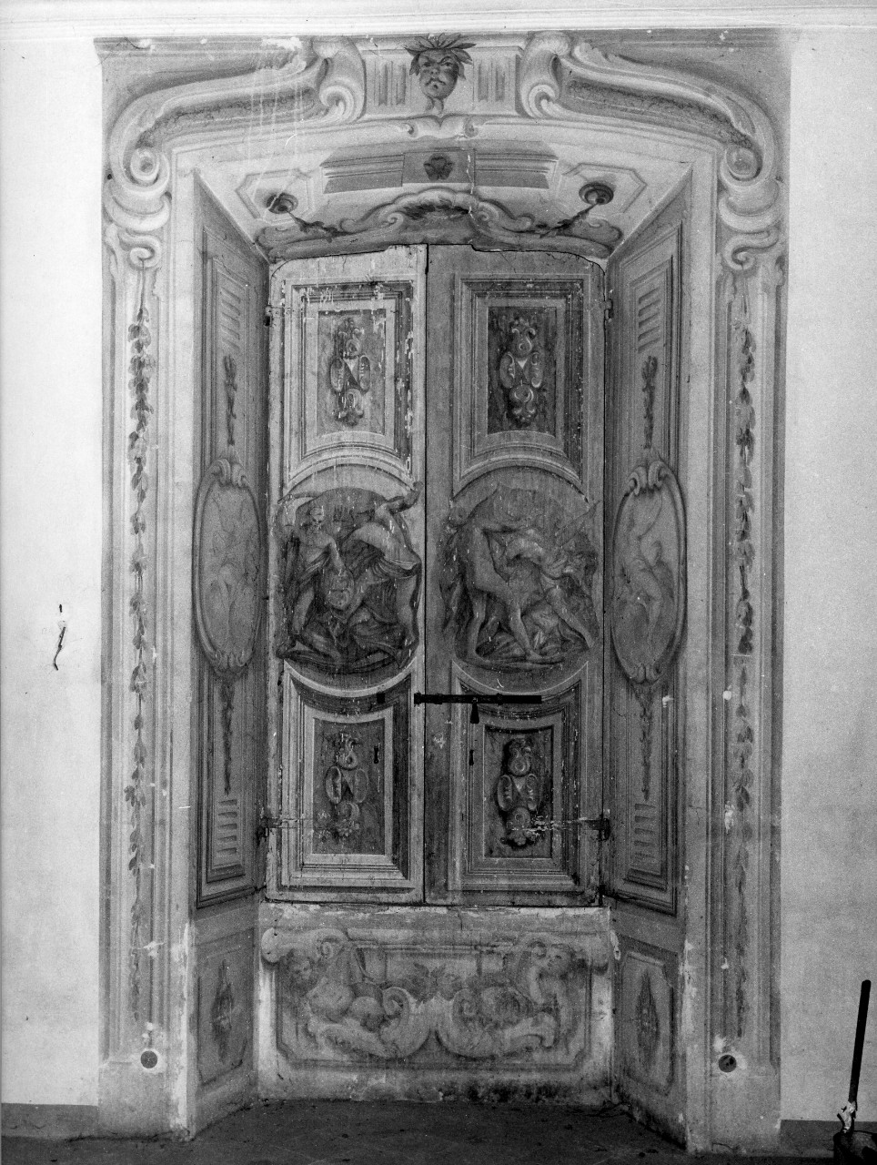 motivi decorativi e figure (porta - a due battenti) di Dandini Pietro (bottega) (sec. XVII)