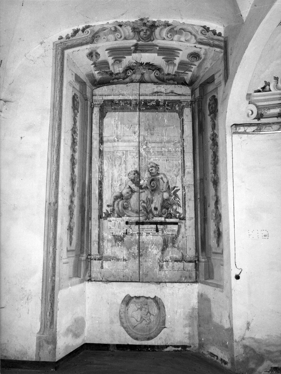motivi decorativi vegetali a festoni con nastri e putti (imposta di finestra, pendant) di Dandini Pietro (bottega) (sec. XVII)