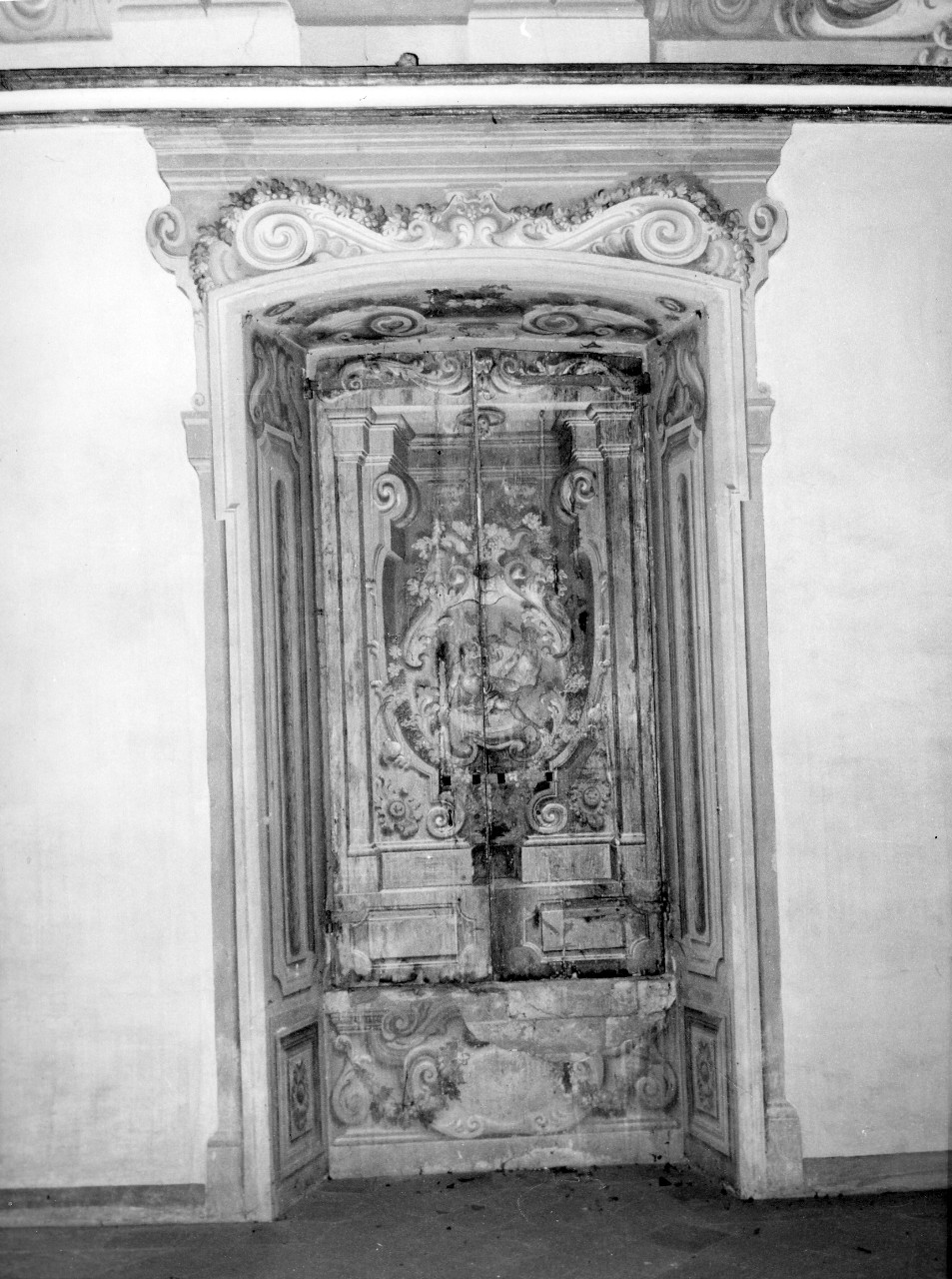 motivi decorativi architettonici (imposta di finestra) di Dandini Pietro (bottega) (fine sec. XVII)