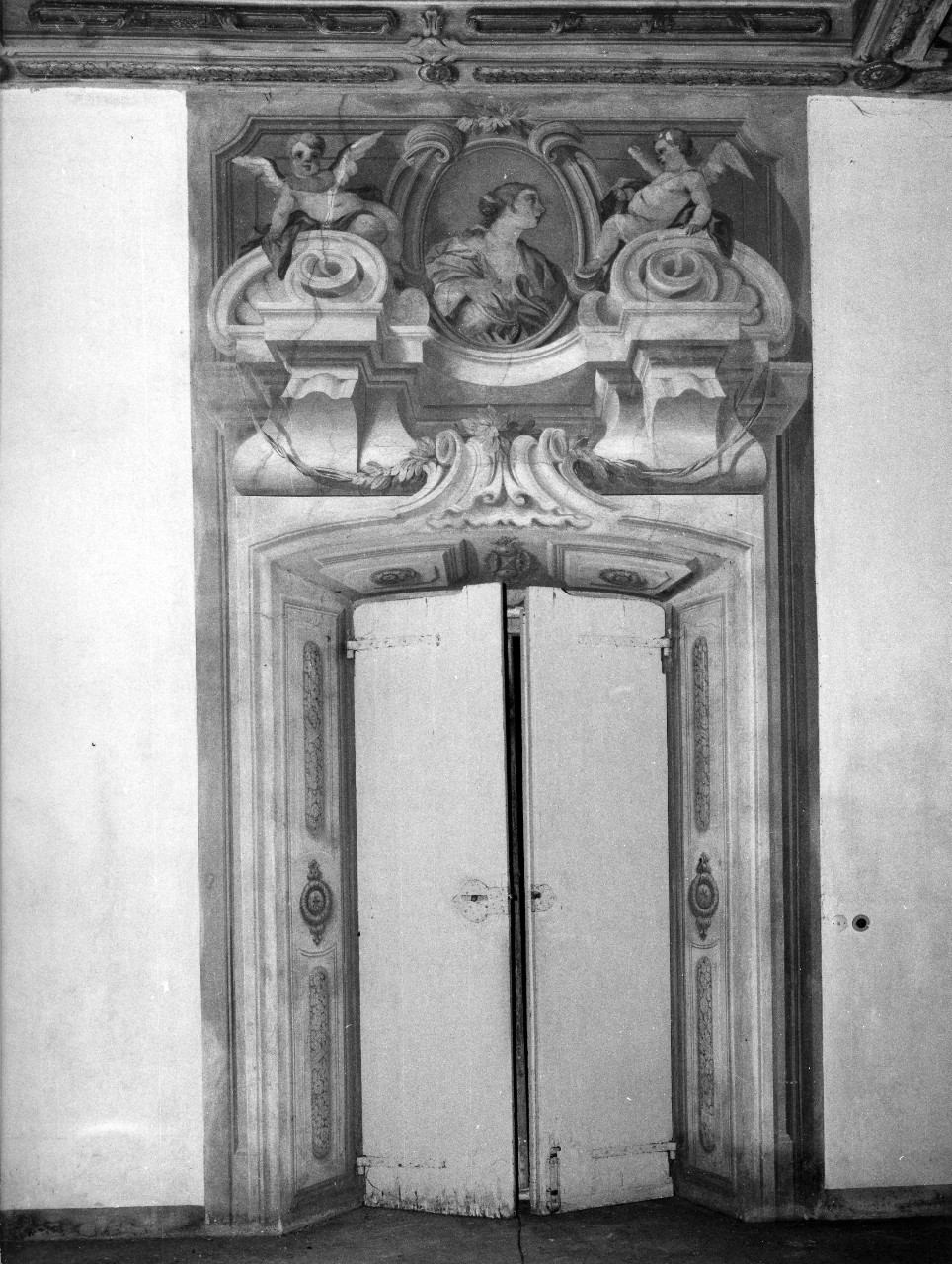 cornice architettonica con motivi decorativi e figure (sovrapporta) di Dandini Pietro (bottega) (fine sec. XVII)