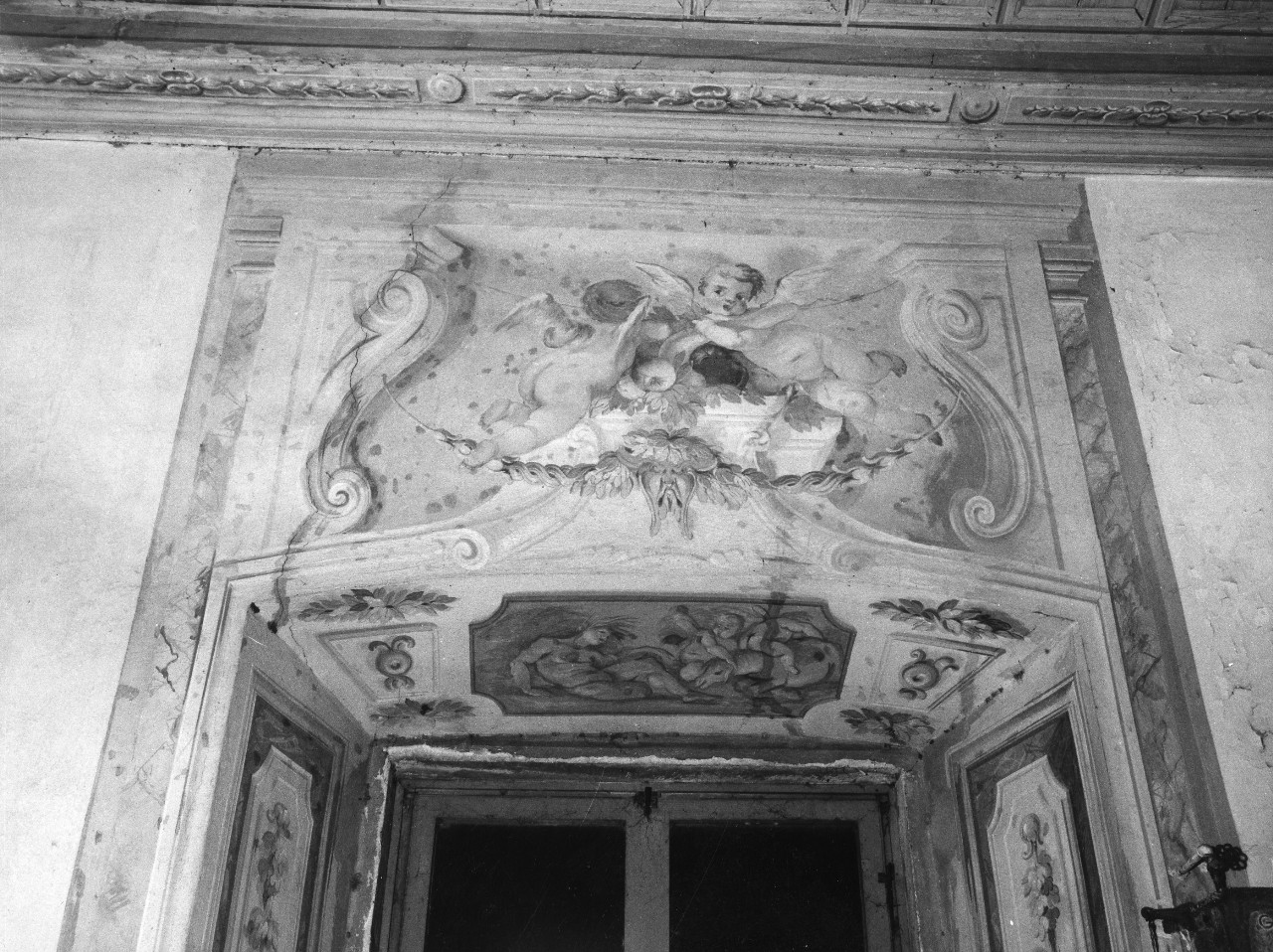 cornice architettonica con motivi decorativi e figure (mostra di finestra) di Dandini Pietro (bottega) (fine sec. XVII)